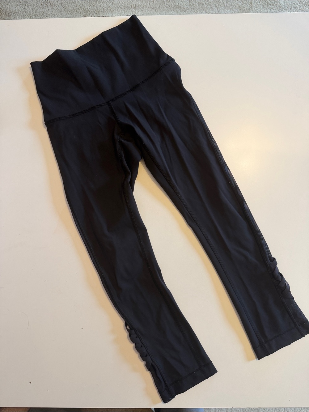 Womenโs Black Lululemon High-Waist Active Leggings with Side Detail